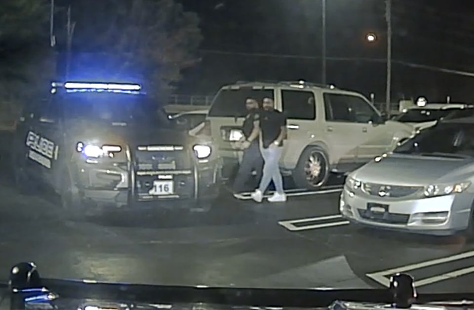 Crónica: Conductor latino desafía al oficial Peña